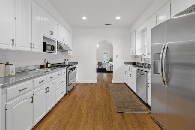 Building Photo - 512 E 49th St