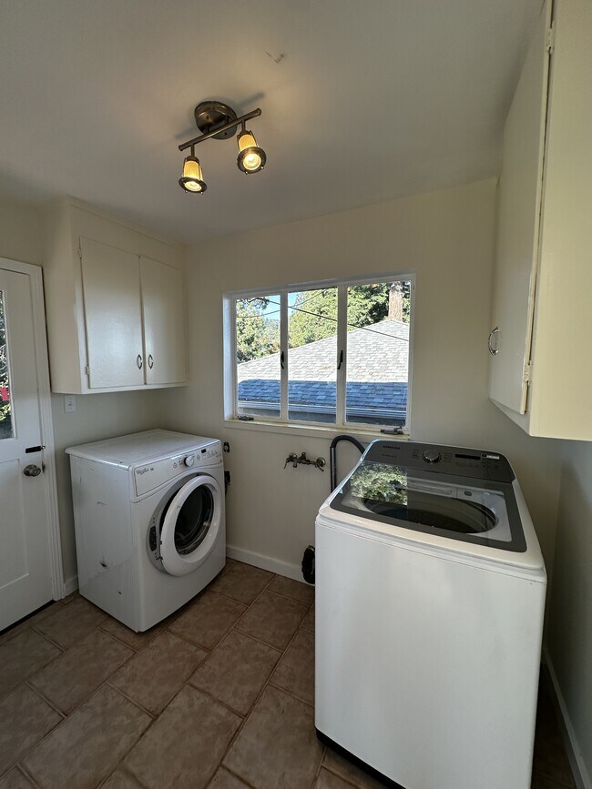 Building Photo - 2036 Braemar Rd