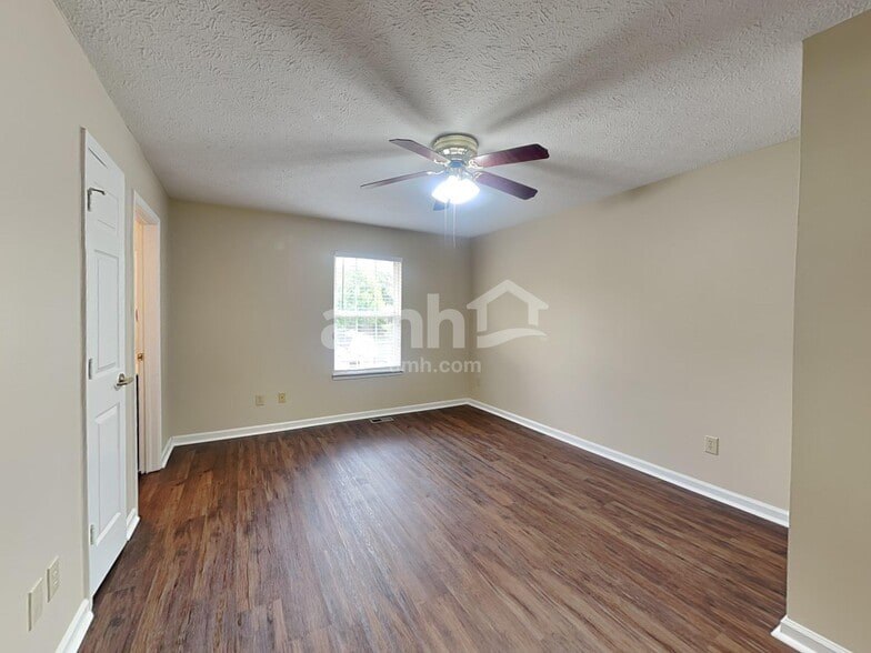 Building Photo - 297 Concord Way