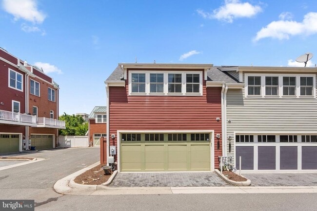 Building Photo - 711 McKenzie Ave