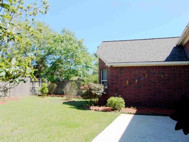 Building Photo - 3127 Edgewood Dr