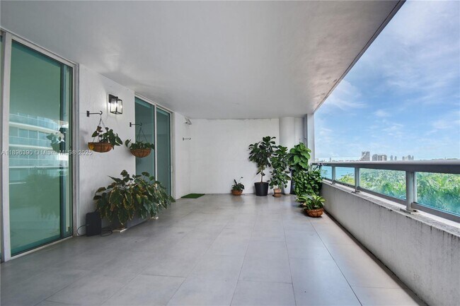 Building Photo - 1800 N Bayshore Dr