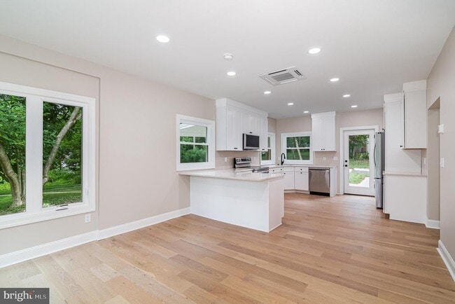 Building Photo - 4910 Earl Dr
