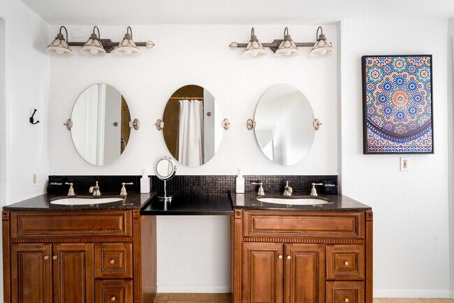 Building Photo - 6235 E Thunderbird Rd