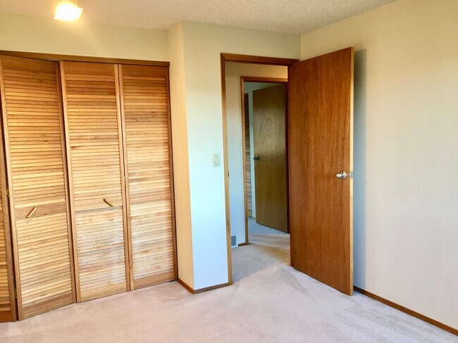 Building Photo - Beautiful 4 Bedroom near Microsoft Availab...