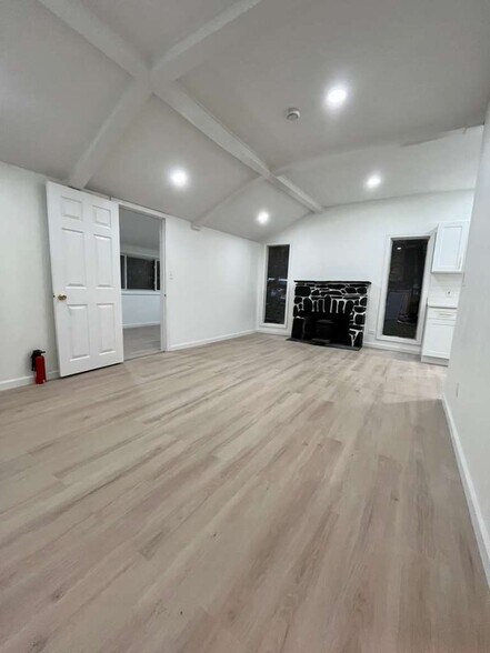 Building Photo - 14 Silver Trl