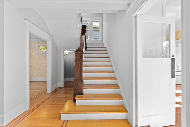 Building Photo - Stunning 1909 Craftsman w/ AC in Coveted Capitol Hill