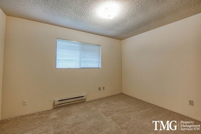 Building Photo - Classical Cute Duplex w/ 2 Bed 1 Bath in Washougal!