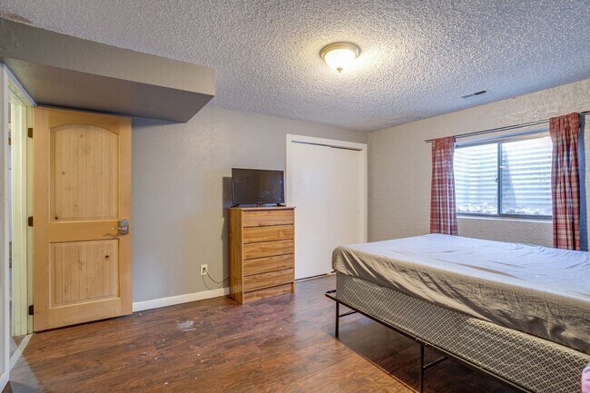 Building Photo - Huge room in a large shared home, private bathroom, great neighborhood, friendly roommates!