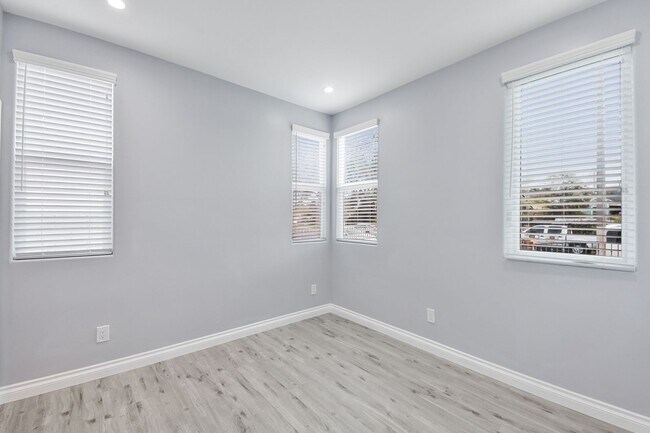 Building Photo - 513 S Oak St
