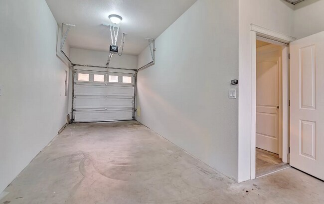 Building Photo - This Gorgeous Townhome has 3 Bedrooms, 3 1...