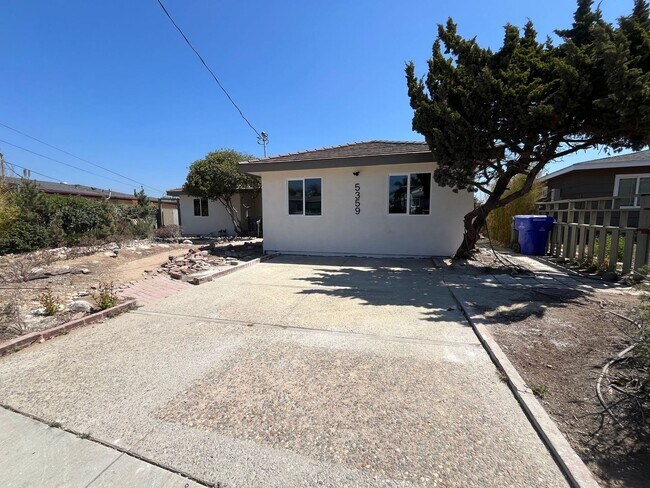 Building Photo - Large 6 bed 3 bath House on East Falls! Co...