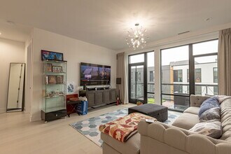 Building Photo - 1701 W Webster Ave