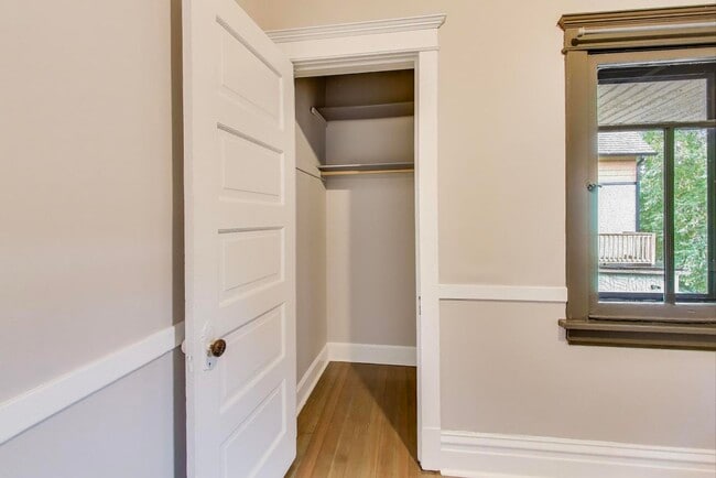 Building Photo - 1601 W Touhy Ave