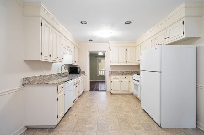 Building Photo - 3 Bedroom, 2.5 Bath Condo on the Pebble Creek Golf Course