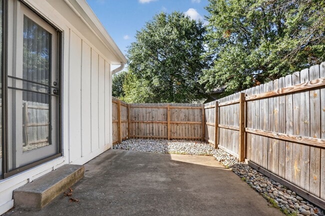 Building Photo - Renovated 3BR/2.5BA Townhome in Blue Valley Schools with Full Basement & 2-Car Garage
