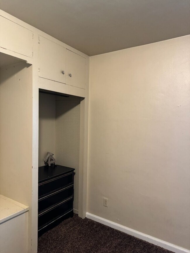 Building Photo - Private Rooms and Apartments Available Near SUU