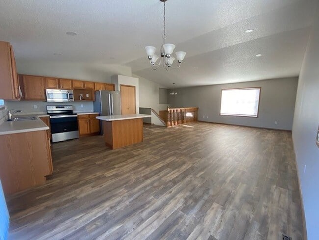 Building Photo - Comfortable 4 Bedroom with Garage & Fenced Yard for Rent!