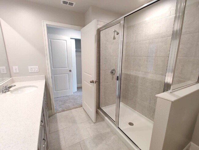 Building Photo - Beautiful 3-Bedroom Townhome in Gated Avea Pointe