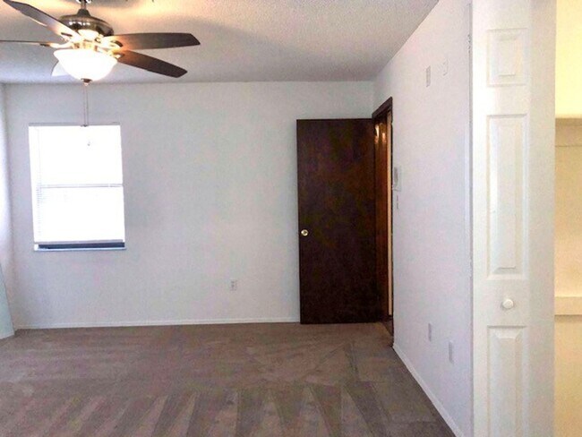 Building Photo - MOVE IN NOW! 4x3 Screened in pool home!!! ...