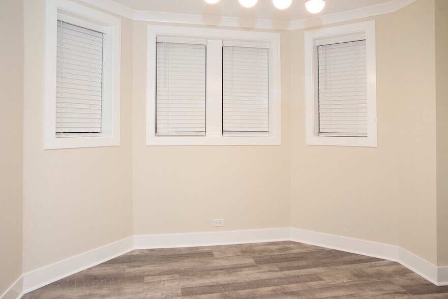 Building Photo - 3837 N Greenview Ave