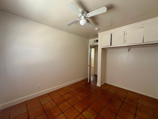 Building Photo - 3 Bedroom 1 Bathroom House with Spacious L...