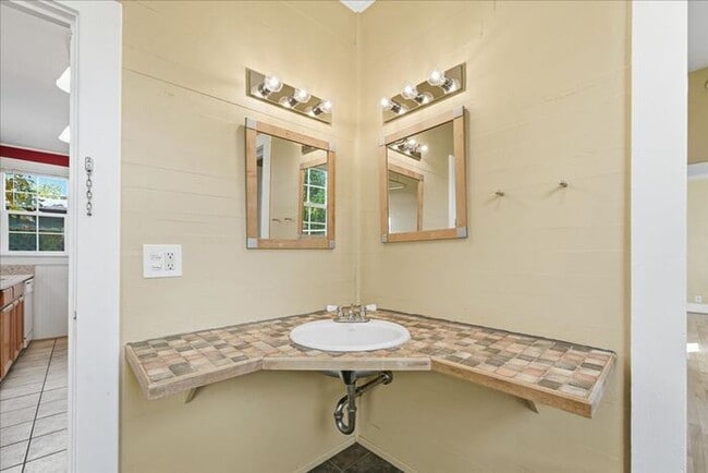 Building Photo - Charming Updated Home in SE Portland!