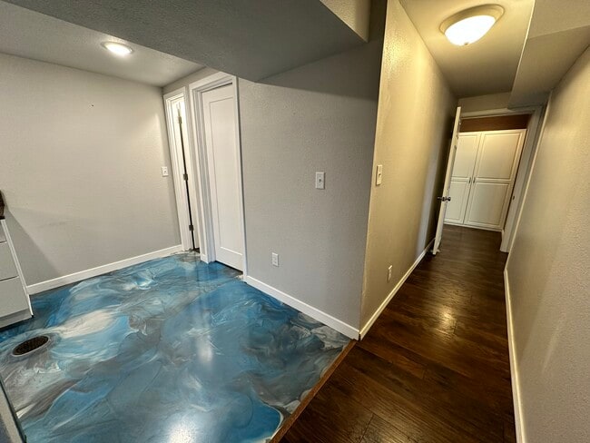 Building Photo - 613 Killarney Dr