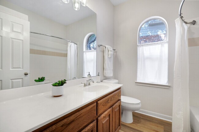 Building Photo - 26 Silverhorn Dr