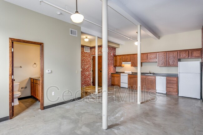 Building Photo - 3003 E Kellogg Dr S