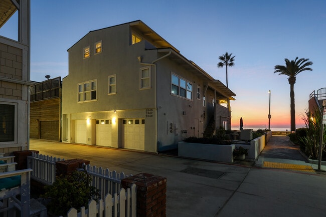 Building Photo - 2949 Ocean Front Walk