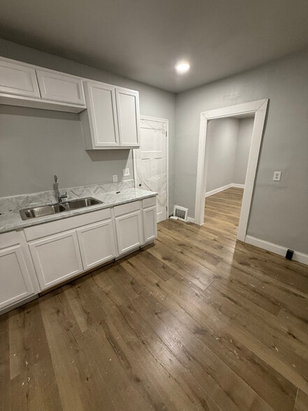 Building Photo - 15895 Kentucky St