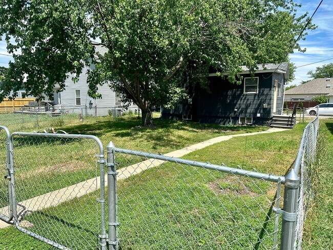 Building Photo - $1,175 | 1 Bedroom 1 Bath | Studio House | W&D | Fenced Yard | Central A/C
