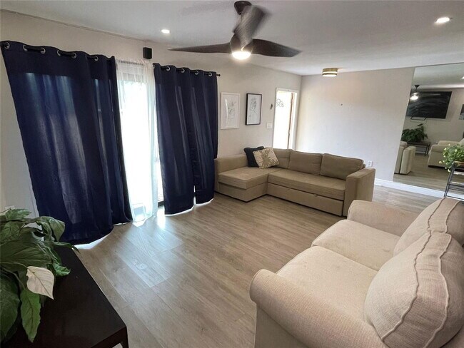 Building Photo - 4000 Del Rio Way