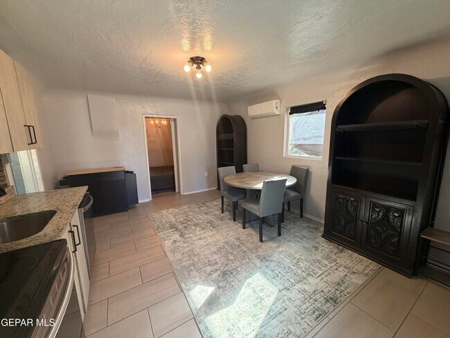 Building Photo - 2618 Idalia Ave