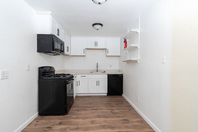 Building Photo - 2 BR 1 BA in Hemet. Unit in a single story...