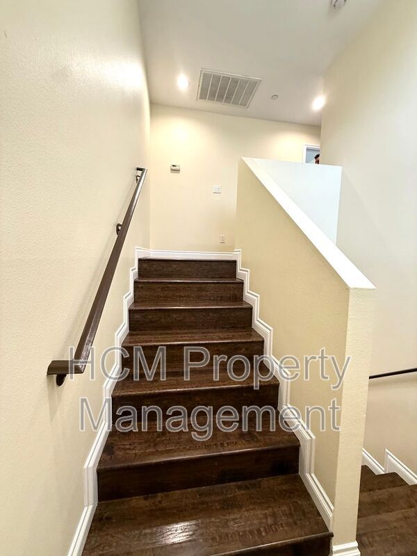 Building Photo - 645 E 78th St