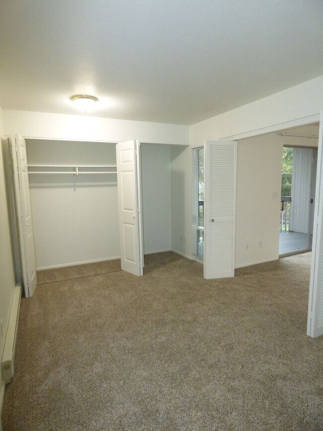 Building Photo - Rent Special: 1/2 Off April's Rent!! - Upstairs 2 Bedroom Unit