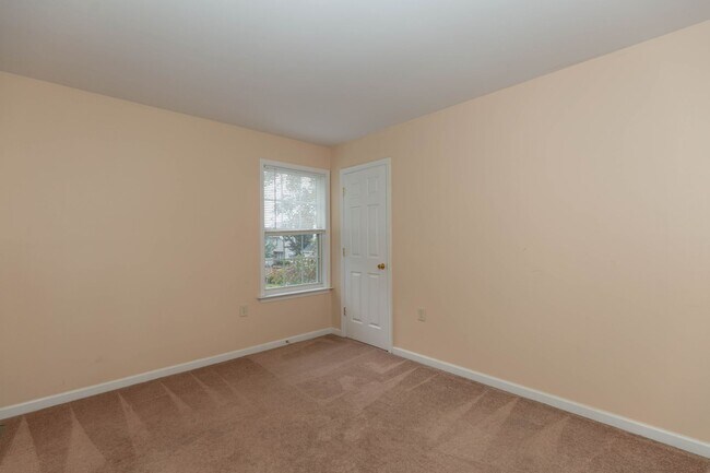 Building Photo - 4 bed, 2.5 bath Single Family Home in Char...