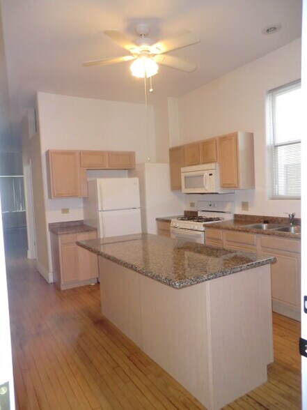 Building Photo - 2728 N Artesian Ave