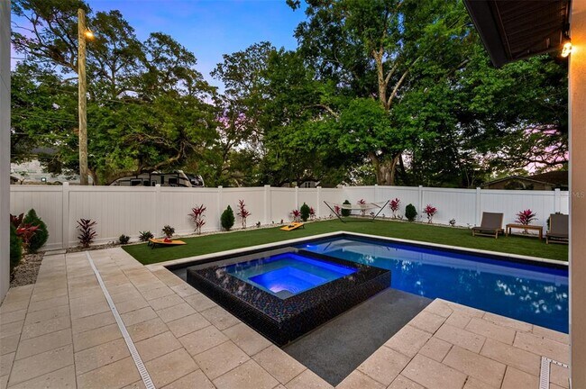 Building Photo - 902 W Plymouth St