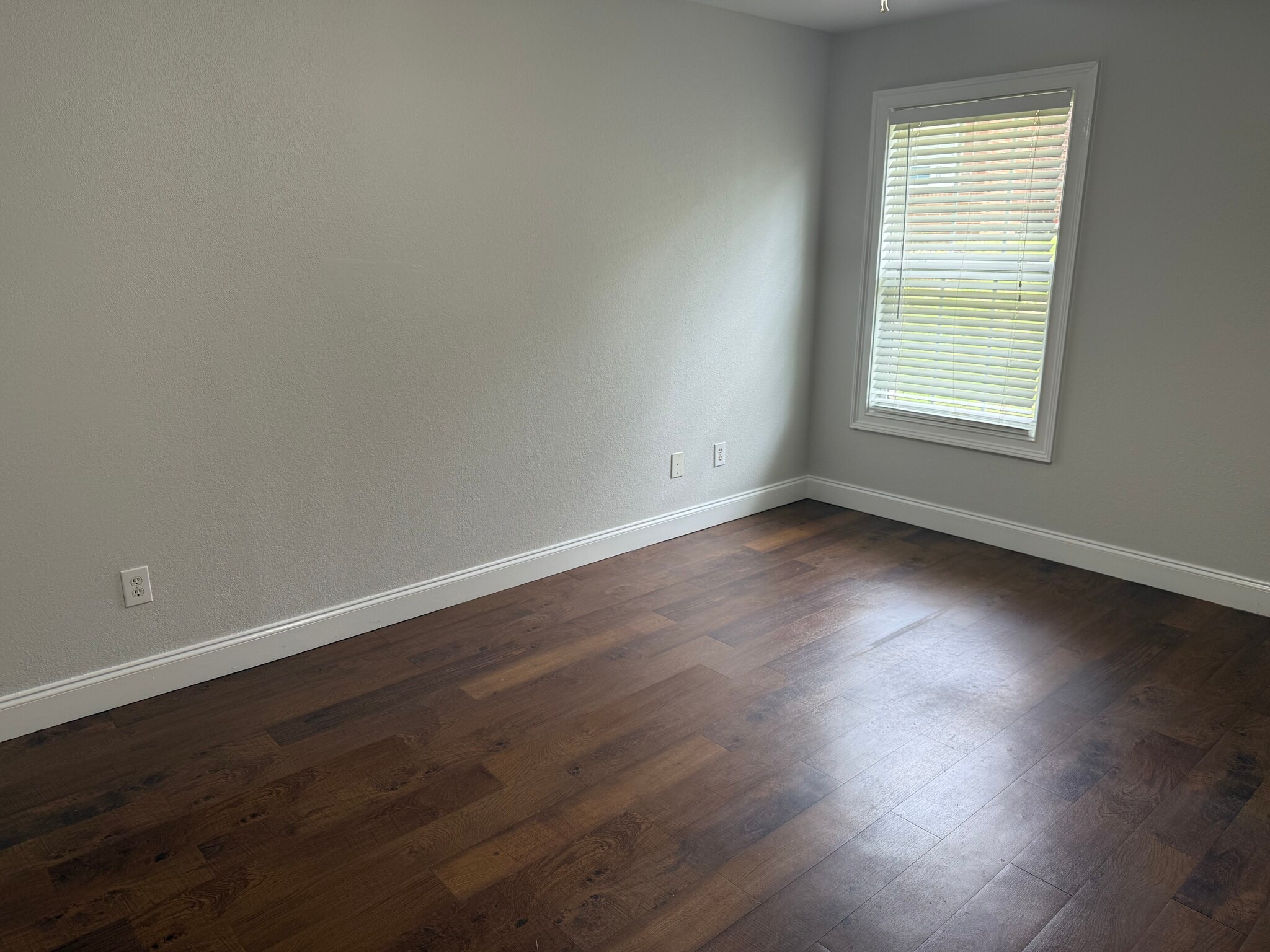 Building Photo - 802 W Longleaf Dr
