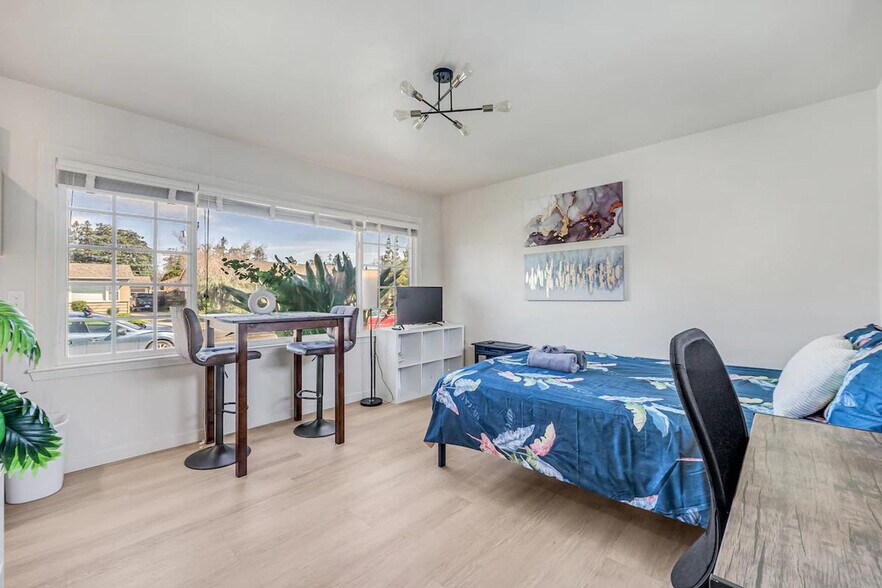 Primary Photo - 945 Maryann Dr