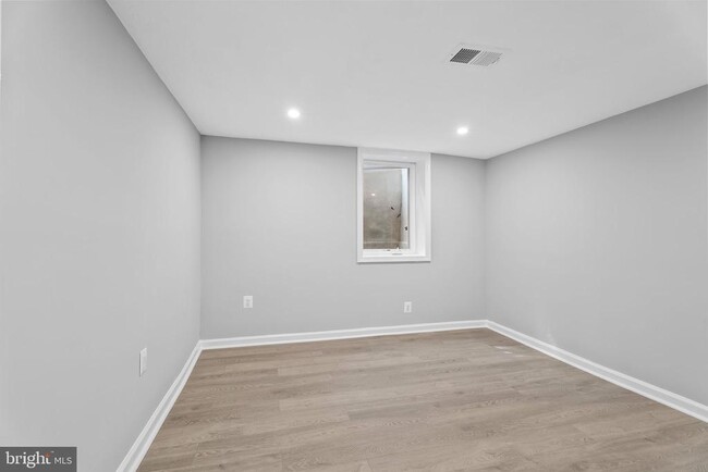 Building Photo - 5822 Brookview Dr