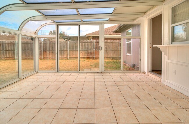 Building Photo - Great Freshly updated 3 bed 2 bath!