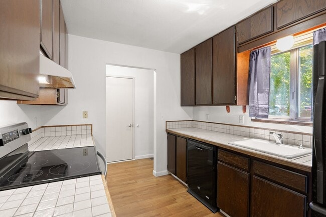 Building Photo - 2 Bedroom, 1.5 Bathroom Townhome-Style Condo in Tanasbrook, Near Tanasbourne!