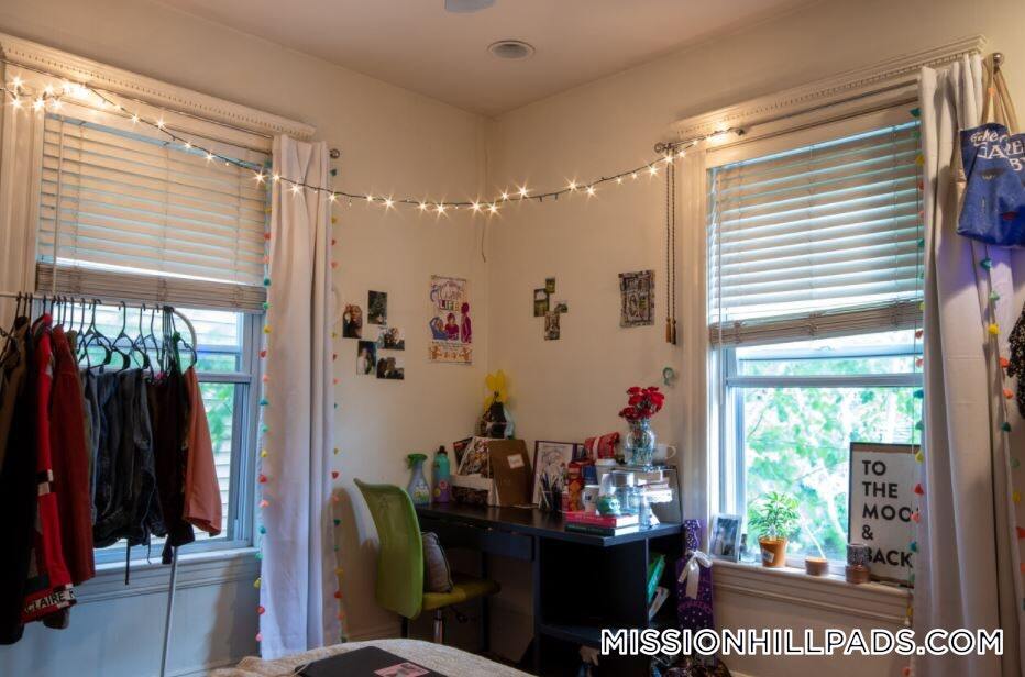 Building Photo - 142 Calumet St