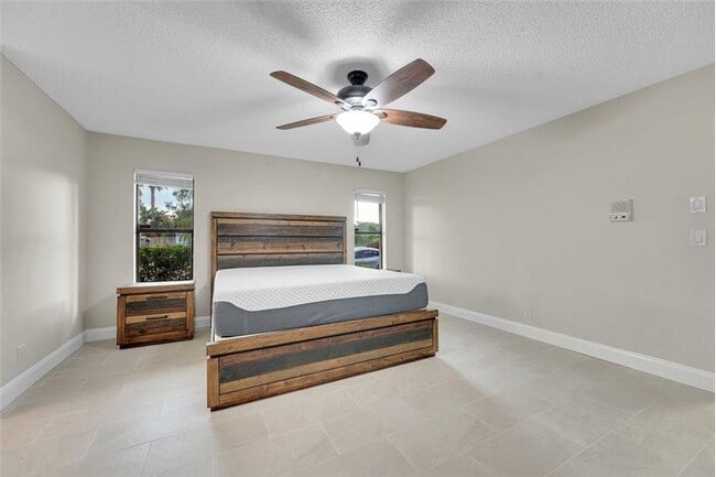 Building Photo - 614 Azure Ave