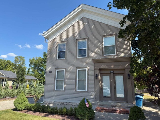 Primary Photo - 219 S Main St