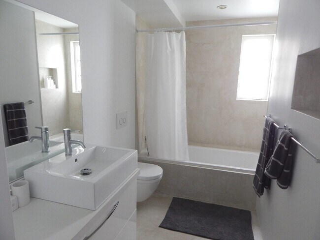 Building Photo - Exquisite 2/2 condo in Art Deco style building